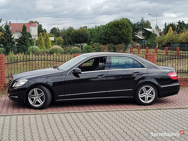 Używany Mercedes E220 Avantgarde 2012 Czarny Sedan/Limuzyna