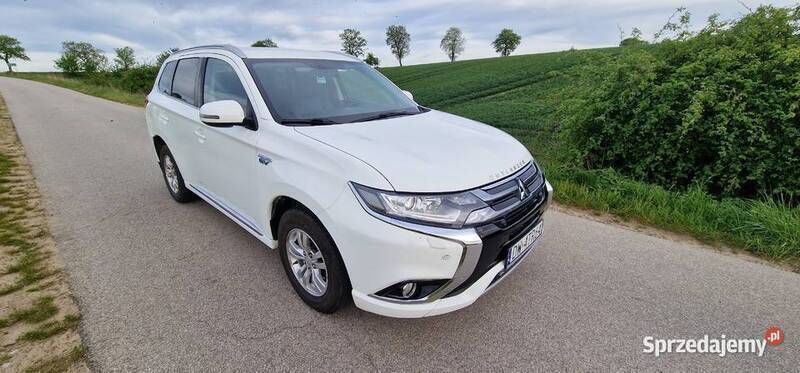 Używany Mitsubishi Outlander P-HEV 121 KM (88 kW) 2016 Biały SUV