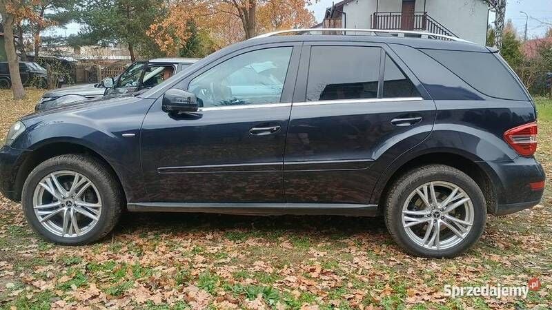 Granatowy Używany 2010 Mercedes ML350 SUV | 60 000 zł - Obraz 1/4