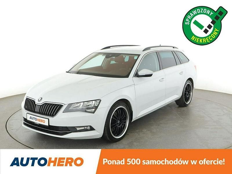 Biały Używany 2019 Skoda Superb Kombi | 66 800 zł (Super Cena) - Obraz 1/3