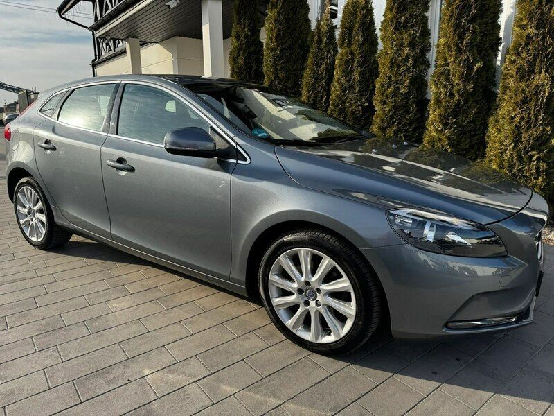 Szary (metalik) Używany 2016 Volvo V40 Kombi | 49 500 zł (Uczciwa cena) - Obraz 1/4