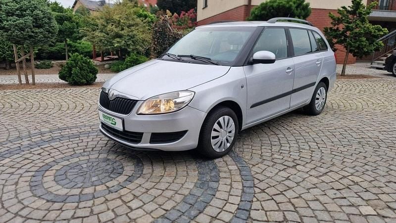Srebrny Używany 2011 Skoda Fabia Kombi | 12 900 zł (Dość drogi) - Obraz 1/4
