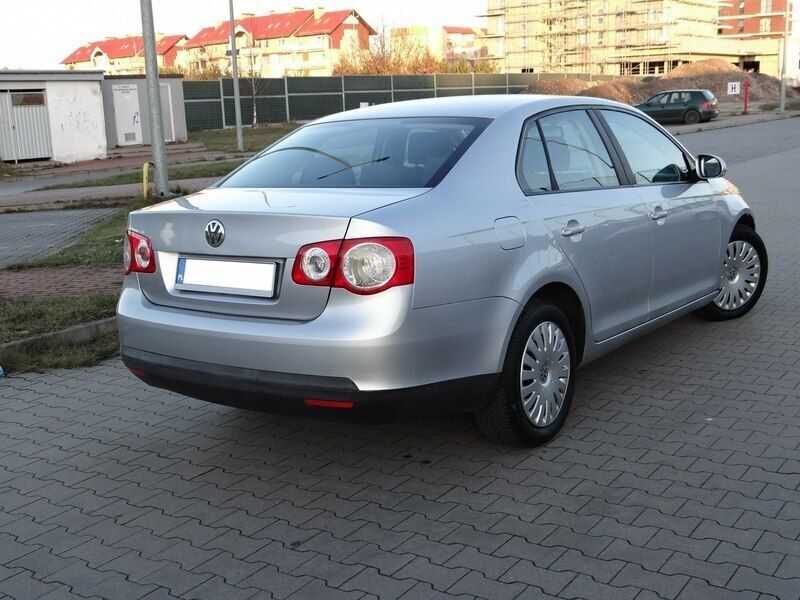 Używany VW Jetta 105 KM (77 kW) 2006 Srebrny Sedan/Limuzyna