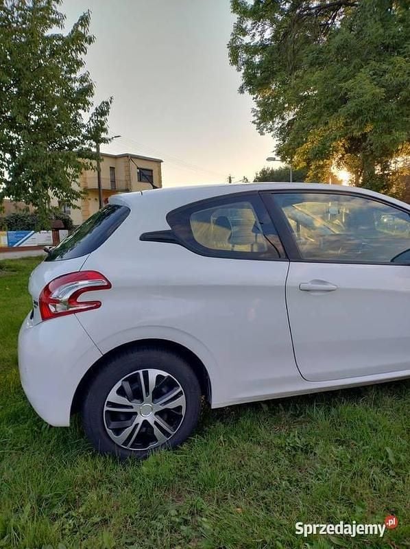 Biały Używany 2014 Peugeot 208 Hatchback | 15 890 zł (Dobra cena) - Obraz 1/4