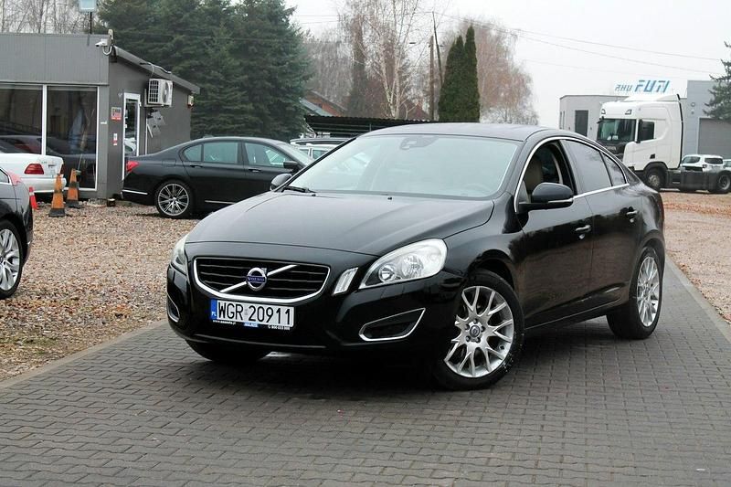 Używany Volvo S60 250 KM (183 kW) 2013 Czarny Sedan/Limuzyna