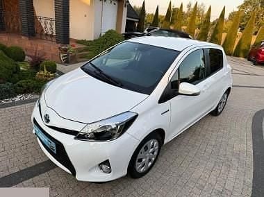Biały Używany 2015 Toyota Yaris Hybrid Hatchback | 39 900 zł (Dobra cena) - Obraz 1/4