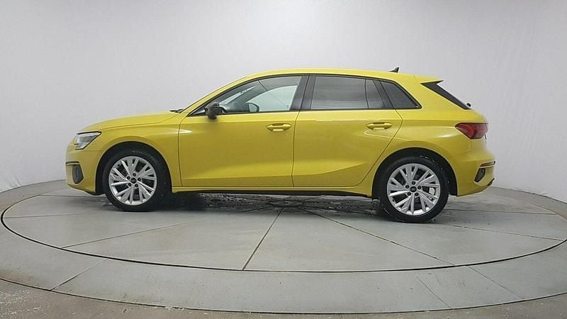 Używany Audi A3 Comfort 150 KM (110 kW) 2023 Żółtozłoty Sedan/Limuzyna