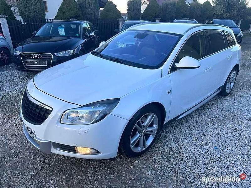Biały Używany 2012 Opel Insignia Kombi | 22 900 zł (Uczciwa cena) - Obraz 1/4