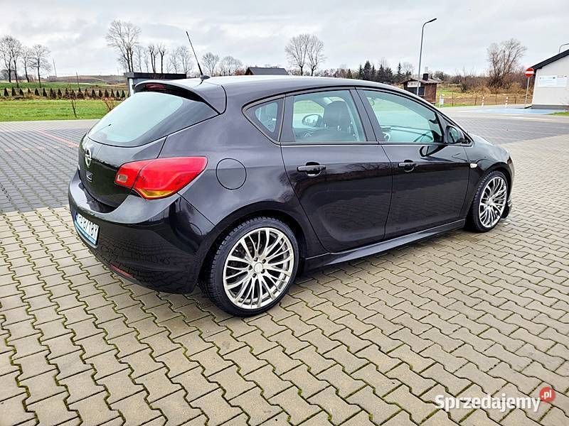 Używany Opel Astra 115 KM (84 kW) 2010 Czarny Hatchback