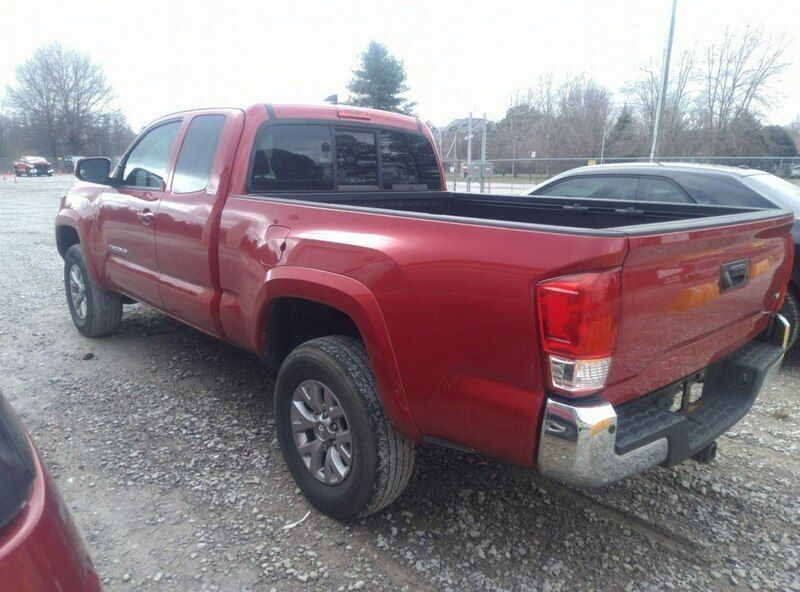 Używany Toyota Tacoma 278 KM (204 kW) 2017 Czerwony Pickup