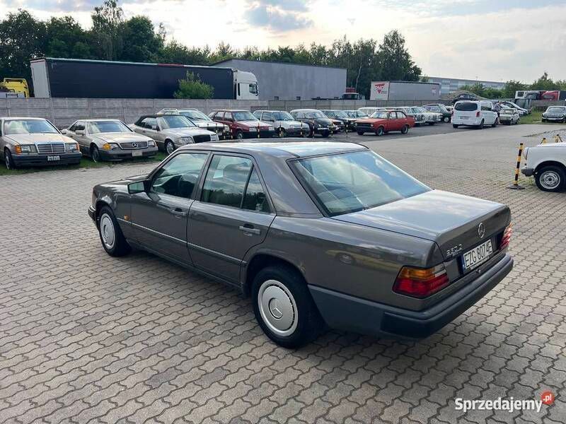 Grafitowy Używany 1987 Mercedes E250 Sedan/Limuzyna | 25 000 zł - Obraz 1/4