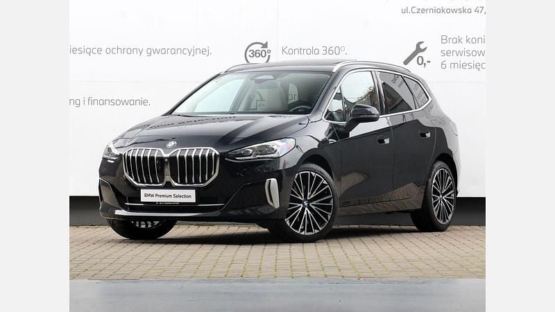 Czarny szafir metalizowany Używany 2024 BMW 218 Active Tourer Luxury Line Minivan | 139 900 zł (Uczciwa cena) - Obraz 1/3
