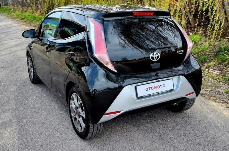 Używany Toyota Aygo 69 KM (50 kW) 2016 Czarny (metalik) Hatchback