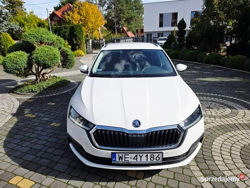 Biały Używany 2021 Skoda Octavia Ambition Kombi | 79 800 zł (Uczciwa cena) - Obraz 1/4
