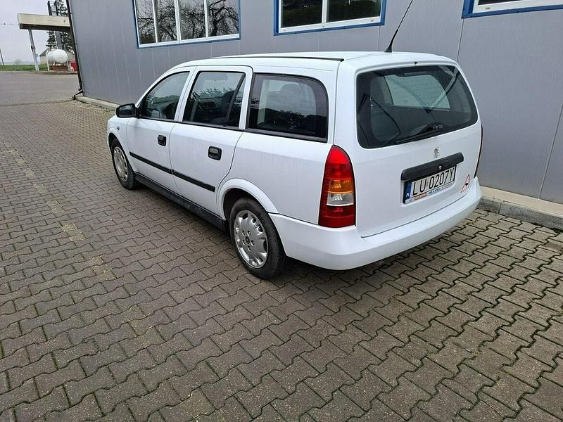 Używany Opel Astra 90 KM (66 kW) 2008 Biały Kombi