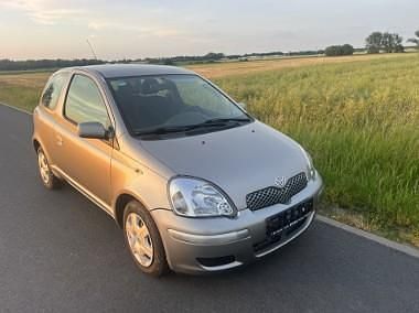 Złoty Używany 2003 Toyota Yaris Hatchback | 8900 zł - Obraz 1/4