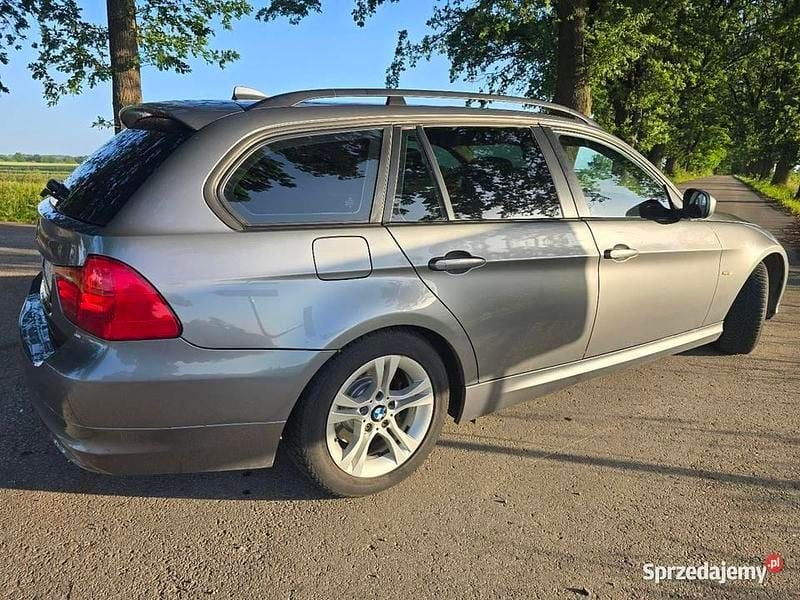 Szary Używany 2009 BMW 318 Kombi | 14 000 zł (Uczciwa cena) - Obraz 1/4