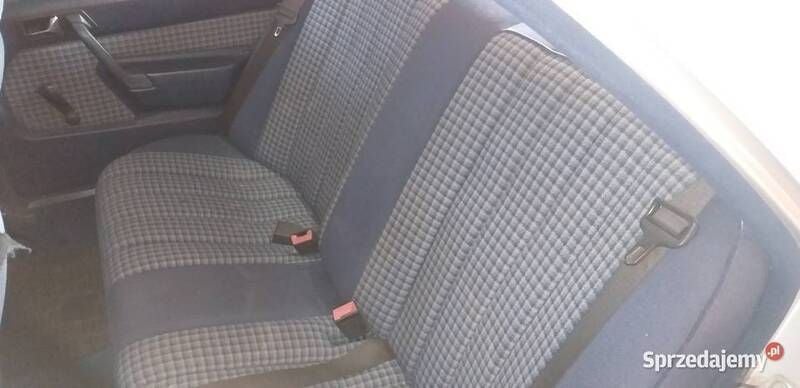 Używany Mercedes 190 136 KM (100 kW) 1990 Srebrny Sedan/Limuzyna