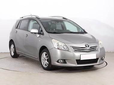 Srebrny Używany 2012 Toyota Verso Minivan | 34 999 zł (Dobra cena) - Obraz 1/4