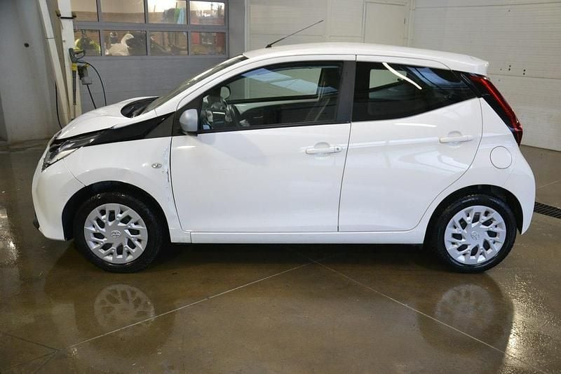 Używany Toyota Aygo 72 KM (52 kW) 2021 Biały Hatchback