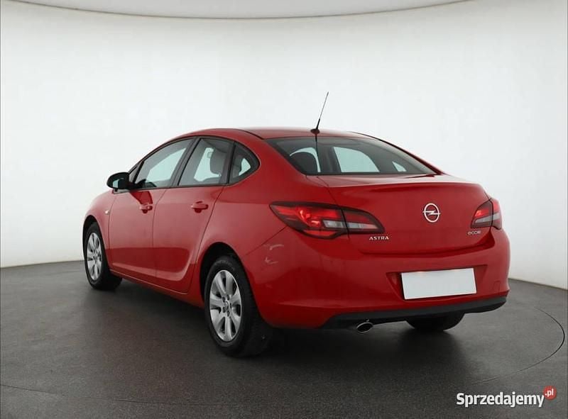 Używany Opel Astra 140 KM (102 kW) 2015 Czerwony Sedan/Limuzyna