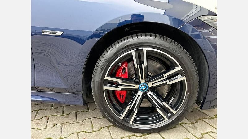Używany BMW 330e Comfort Edition 292 KM (214 kW) 2023 Niebieski tanzanite bmw individual metalizowany Sedan/Limuzyna