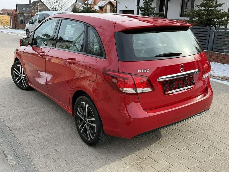 Używany Mercedes B180 122 KM (89 kW) 2015 Czerwony Minivan