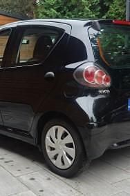 Używany Toyota Aygo 68 KM (50 kW) 2014 Czarny Hatchback