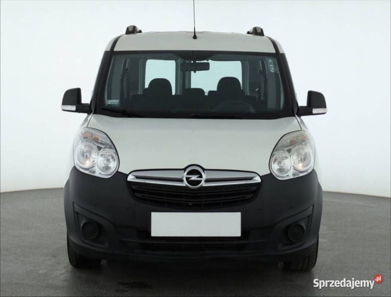 Biały Używany 2015 Opel Combo Minivan | 22 999 zł (Uczciwa cena) - Obraz 1/4
