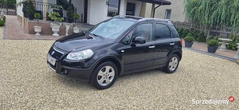 Czarny Używany 2007 Fiat Sedici SUV | 10 900 zł (Dobra cena) - Obraz 1/4