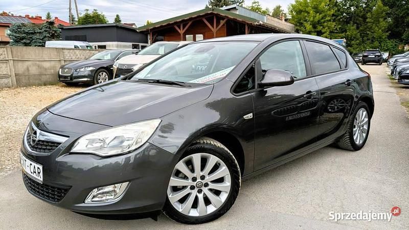Szary (metalik) Używany 2010 Opel Astra Hatchback | 20 900 zł (Uczciwa cena) - Obraz 1/4