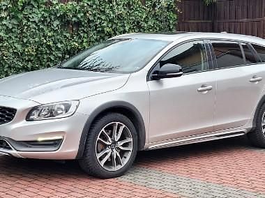 Używany Volvo V60 CC Summum 254 KM (186 kW) 2016 Srebrny Kombi