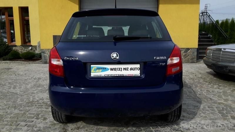Używany Skoda Fabia 90 KM (66 kW) 2013 Granatowy metalik Hatchback