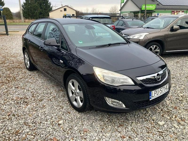 Czarny (metalik) Używany 2011 Opel Astra Kombi | 17 900 zł (Dobra cena) - Obraz 1/4