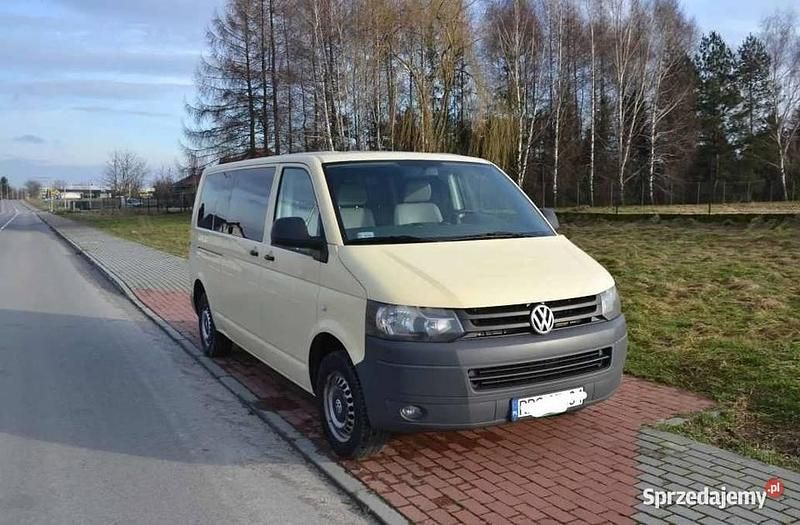 Beżowy Używany 2010 VW Caravelle Minivan | 32 900 zł (Uczciwa cena) - Obraz 1/4