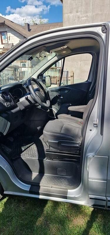 Używany Opel Vivaro 145 KM (106 kW) 2017 Srebrny Minivan