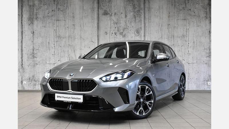 Szary skyscraper metalizowany Używany 2025 BMW 118 Shadowline Hatchback | 149 900 zł - Obraz 1/3