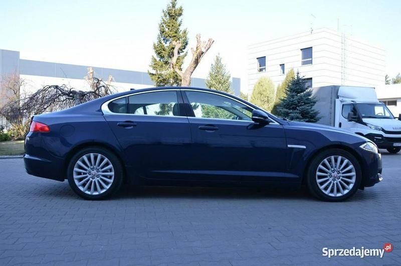 Używany Jaguar XF 190 KM (139 kW) 2015 Granatowy Sedan/Limuzyna
