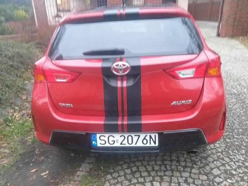 Używany Toyota Auris 132 KM (97 kW) 2015 Czerwony Hatchback