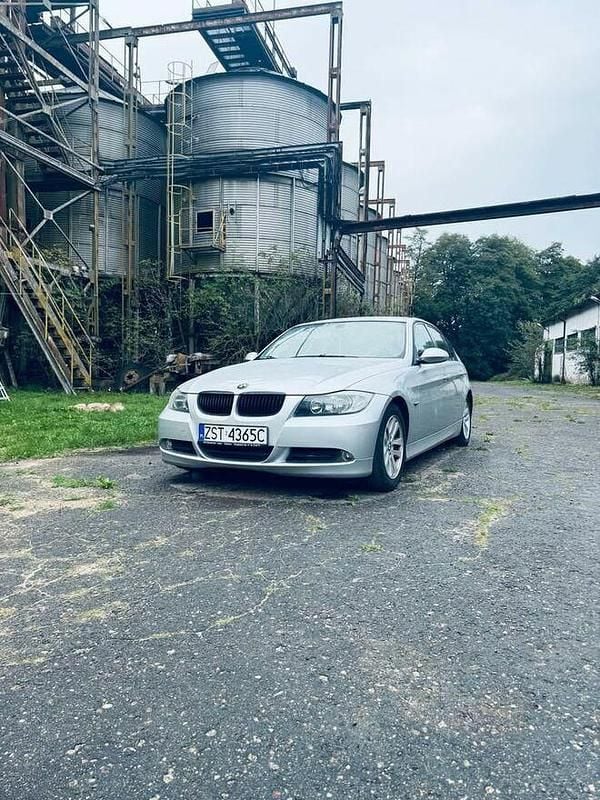 Srebrny Używany 2005 BMW 320 Sedan/Limuzyna | 15 500 zł (Dość drogi) - Obraz 1/4
