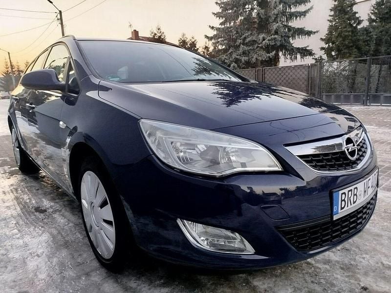 Niebieski Używany 2011 Opel Astra Kombi | 12 500 zł (Super Cena) - Obraz 1/4
