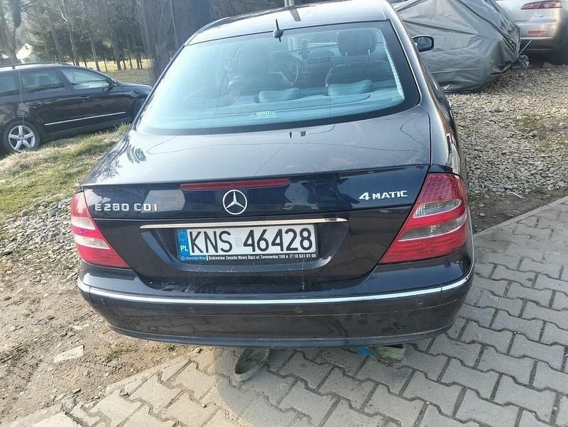 Czarny Używany 2006 Mercedes E280 Sedan/Limuzyna | 6900 zł - Obraz 1/4