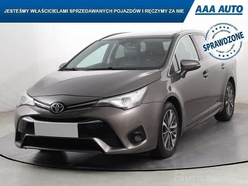 Używany Toyota Avensis 143 KM (105 kW) 2016 Beżowy
