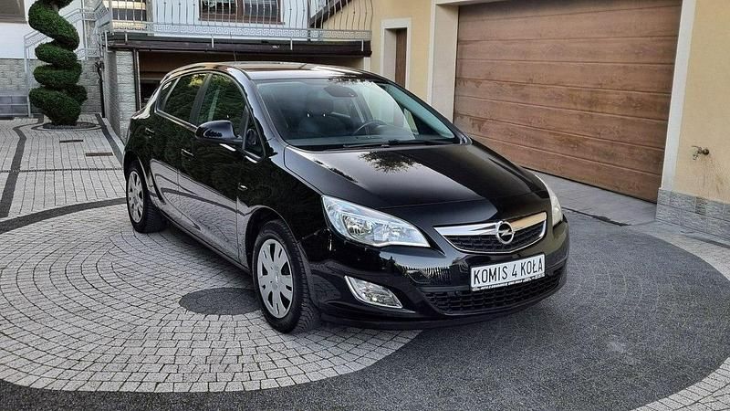Czarny (metalik) Używany 2012 Opel Astra Hatchback | 21 900 zł (Dobra cena) - Obraz 1/4