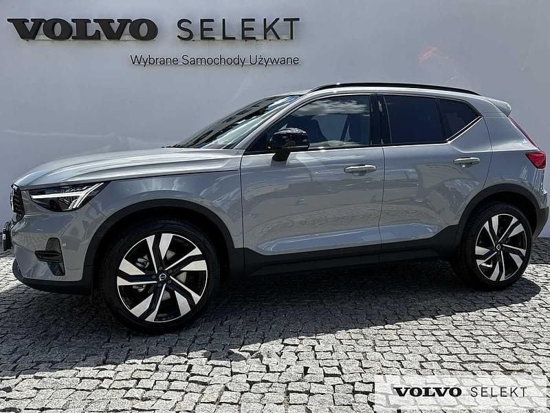 Szary Używany 2025 Volvo XC40 SUV | 174 900 zł (Uczciwa cena) - Obraz 1/3