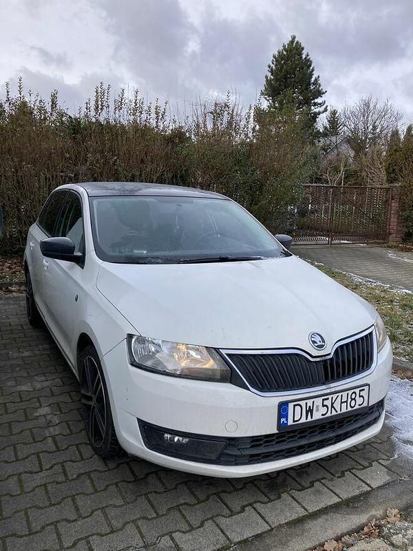 Biały Używany 2014 Skoda Rapid Hatchback | 39 900 zł (Drogi) - Obraz 1/4