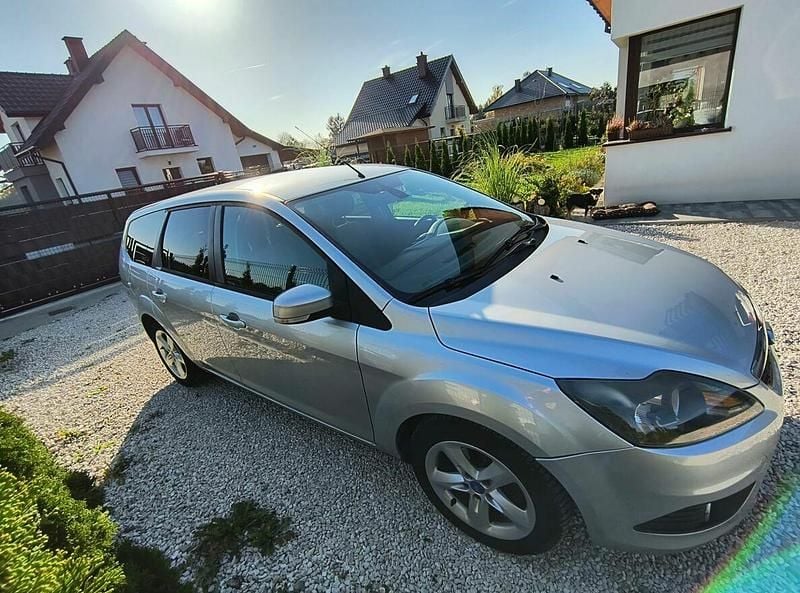 Srebrny Używany 2010 Ford Focus Trend Kombi | 10 000 zł (Uczciwa cena) - Obraz 1/4