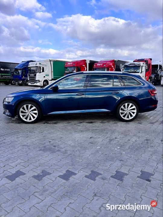 Granatowy Używany 2017 Skoda Superb Kombi | 60 500 zł (Drogi) - Obraz 1/4