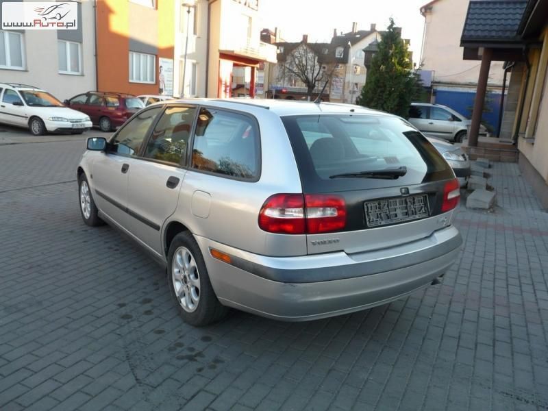 Używany Volvo V40 115 KM (84 kW) 2002 Srebrny Kombi