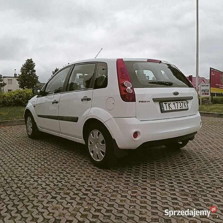 Używany Ford Fiesta 2007 Biały Sedan/Limuzyna